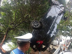 Mobil Nyemplung ke Kali Usai Hindari Motor dan Tabrak Pohon di Cengkareng