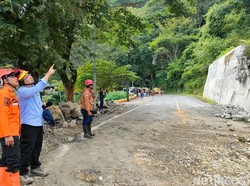Batu Raksasa yang Tutup Jalur Trenggalek-Ponorogo Berhasil Dibersihkan