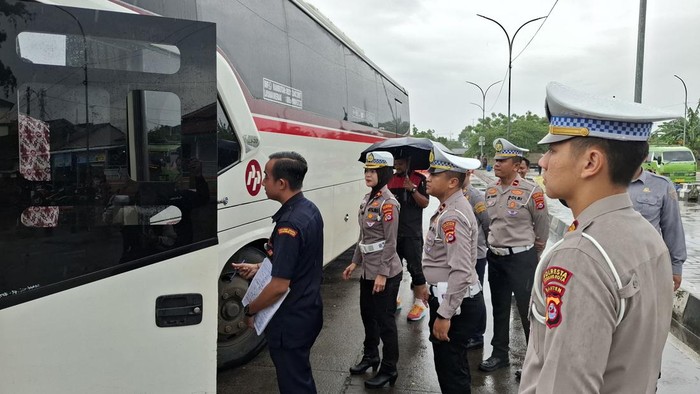 Bus di Terminal Pakupatan Diperiksa Ketat Sebelum Mudik Lebaran