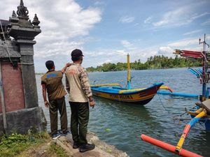 Sejumlah Perahu Nelayan di Pantai Air Kuning Terbalik Disapu Angin Kencang