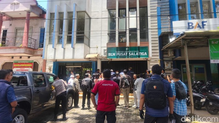 Polisi menggeledah kantor Koperasi BLN Salatiga. Berikut penampakannya.