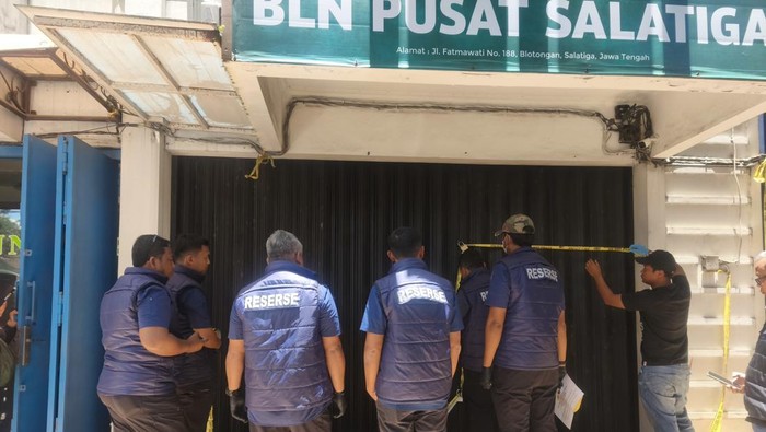Usai melakukan penggeledahan, Polda Jateng segel Kantor Koperasi BLN Salatiga. 