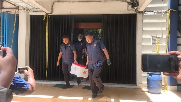 Polda Jateng hari ini menggeledah dan menyegel Kantor Koperasi Bahana Lintas Nusantara (BLN) Salatiga. Polisi menetapkan 1 tersangka. 