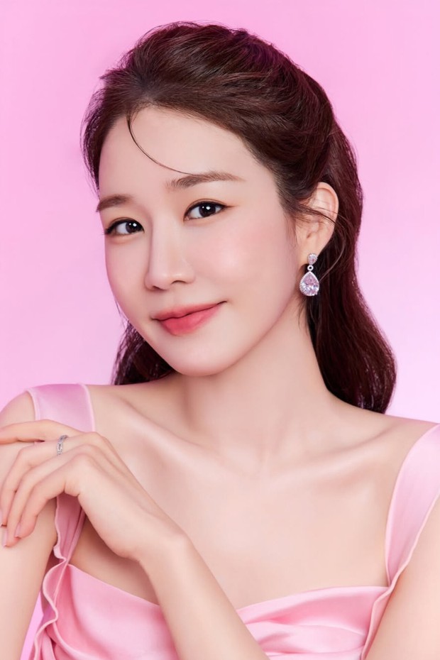 Yoo In Na siap memotivasi publik untuk selalu tampil cantik dengan membagikan rekomendasi produk dan tips bermanfaat dalam acara 'Get It Beauty'.