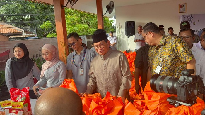 Pramono Anung Tinjau Penyaluran Paket Sembako Murah di Ciganjur