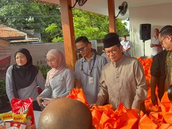 Pramono Tinjau Pasar Murah di Ciganjur Jaksel, Bagikan 500 Paket Sembako