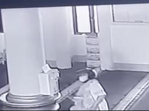 Pria di Mamuju Terekam CCTV Curi Kotak Amal di 2 Masjid, Polisi Buru Pelaku