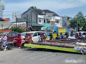 Reklame hingga Pohon Tumbang Diterjang Angin Kencang di Gowa
