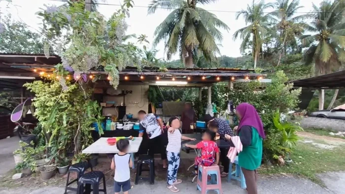 Salut! Wanita Ini Masak Tiap Hari buat Bagi-bagi Gratis saat Buka Puasa