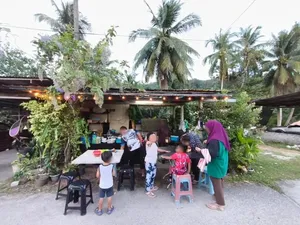 Salut! Wanita Ini Masak Tiap Hari buat Bagi-bagi Gratis saat Buka Puasa