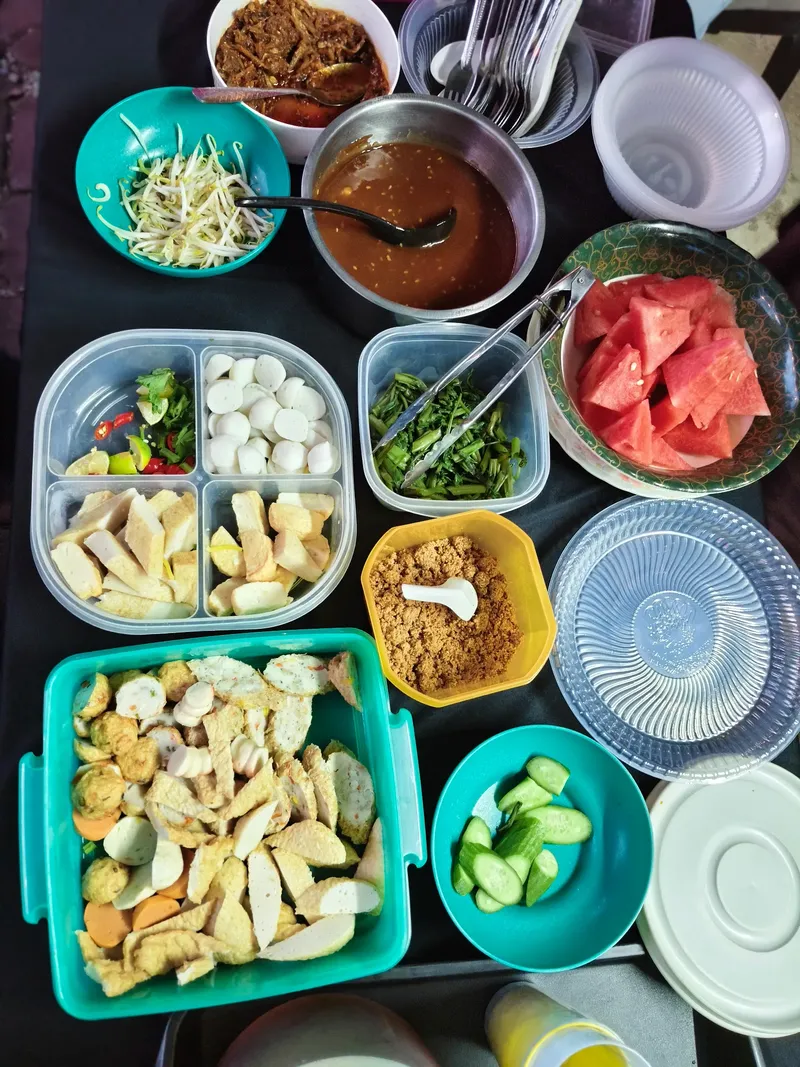 Salut! Wanita Ini Masak Tiap Hari buat Bagi-bagi Gratis saat Buka Puasa