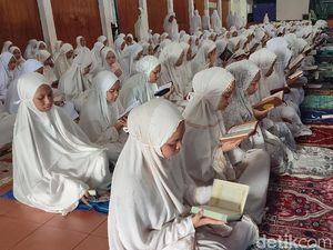 Cerita Santri Ciamis Jalani Tarawih Dini Hari hingga Tadarus Massal