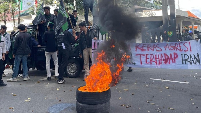 Mahasiswa Demo di Depan Istana Bogor Mengecam Serangan AS dan Israel ke Iran