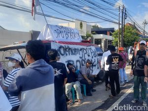 Massa Kawal Sidang Vonis Botok Cs Mulai Berdatangan ke PN Pati