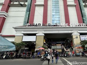 Cerita Warga Curi Start Berburu Baju Lebaran di Pasar Baru