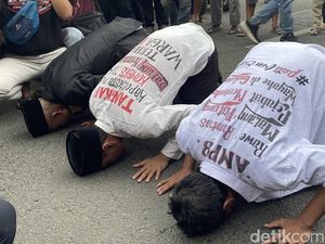 Botok-Teguh Pentolan Demo Pati Sujud Syukur Usai Keluar Tahanan