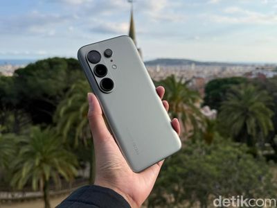 Menggenggam Tecno Camon 50 Pro 5G yang Kameranya Makin Gahar