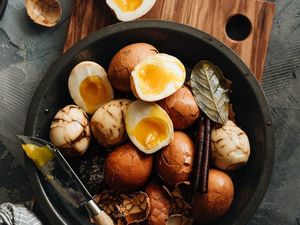 Uniknya Hidangan Telur Teh, Menu yang Kerap Disajikan saat Cap Go Meh