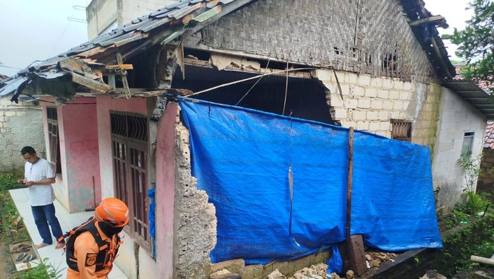 Tembok Rumah di Bogor Ambruk Tertimpa Longsoran Tanah