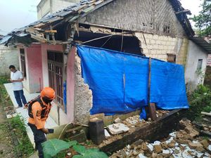 Tembok Rumah Warga di Bogor Ambruk Tertimpa Longsoran Penahan Tanah