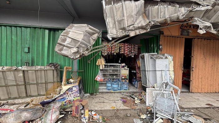 Truk Bermuatan Galon Air Terguling di Bekasi Timpa Warung dan Ruko