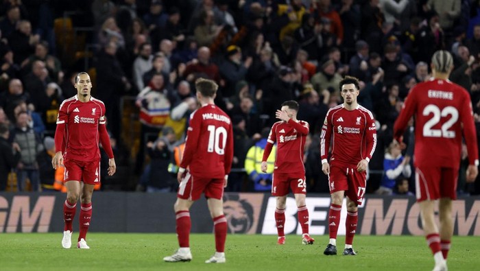 Soccer Football - Premier League - Wolverhampton Wanderers v Liverpool - Molineux Stadium, Wolverhampton, Britain - March 3, 2026 Liverpools Virgil van Dijk and Curtis Jones look dejected after Wolverhampton Wanderers Rodrigo Gomes scores their fir