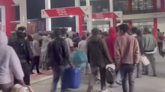 Warga Aceh Antre Ribuan Jeriken di SPBU