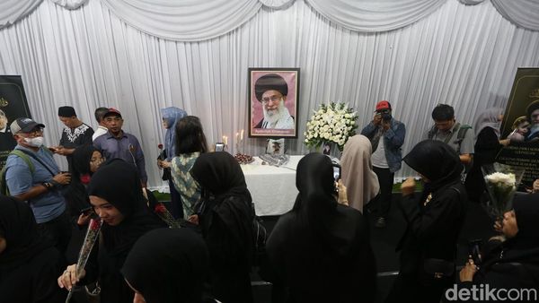 Warga Padati Kediaman Dubes Iran, Doa untuk Khamenei