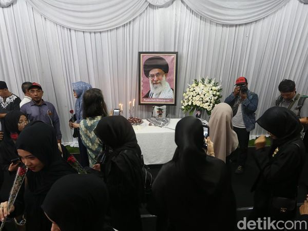 Warga Padati Kediaman Dubes Iran, Doa untuk Khamenei