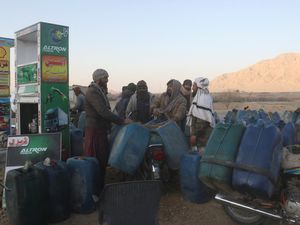 Warga Pakistan Andalkan Bensin Murah dari Iran