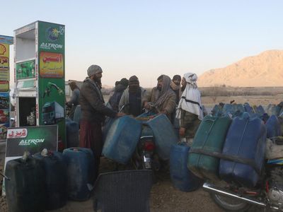 Warga Pakistan Andalkan Bensin Murah dari Iran