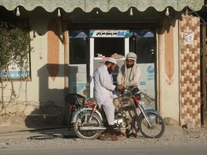 Video: Harga BBM Naik, Pakistan Liburkan Sekolah-50% Pekerja WFH!