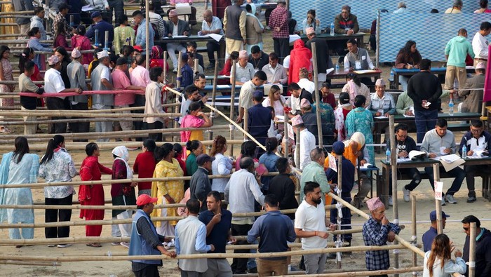 Warga Antri Panjang Memakai Hak Suara di Pemilu Nepal