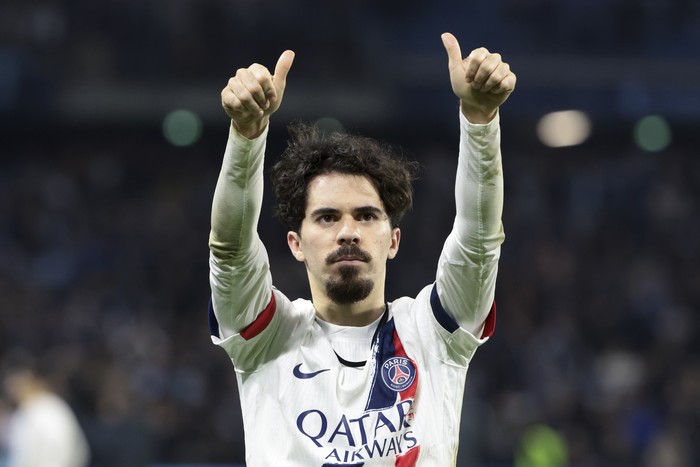 Gelandang Paris Saint-German, Vitinha, dikabarkan diminati Real Madrid. (Photo by Jean Catuffe/Getty Images)