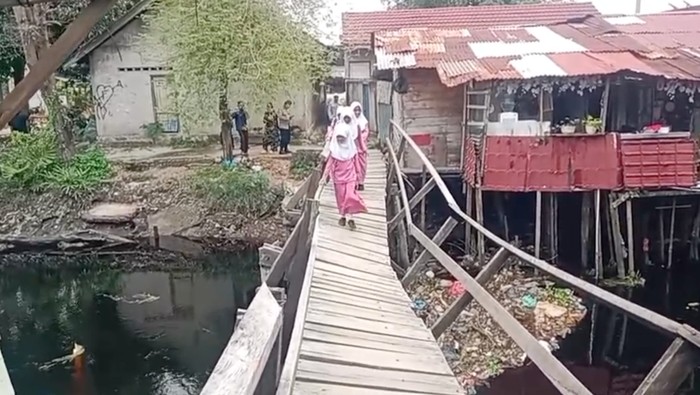 Polri Bangun Jembatan Miring di Dumai untuk Akses Sekolah