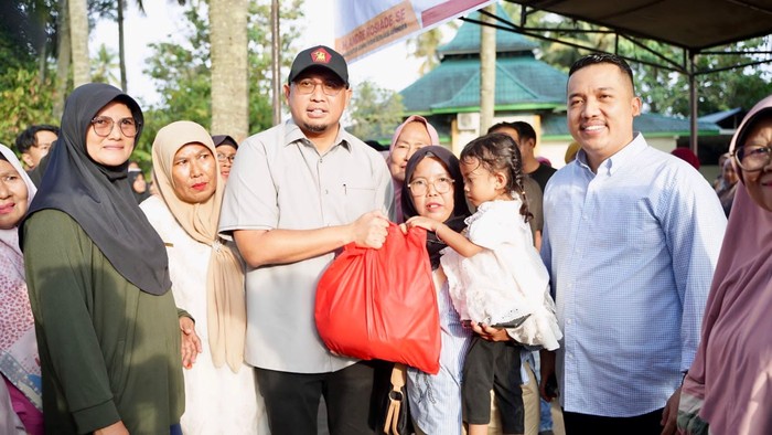 Andre Rosiade Bagikan 500 Paket Sembako di Parupuk Tabing