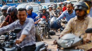 Antrean Kendaraan Mengular di SPBU Dhaka, Warga Panik Beli BBM di Tengah Ketegangan Iran-AS