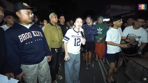 Bikin Heboh, Ayu Ting Ting Bangunkan Sahur di Kampung Orang