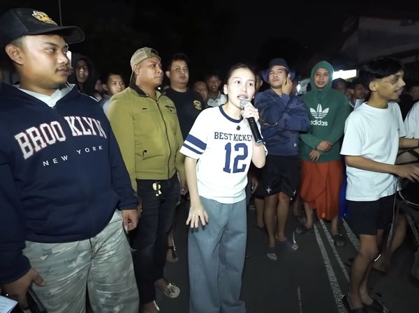 Bikin Heboh, Ayu Ting Ting Bangunkan Sahur di Kampung Orang