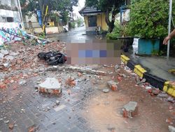 Bangunan Mangkrak di Kebraon Surabaya Ambruk Timpa Pemotor hingga Tewas