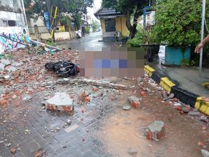 Bangunan Mangkrak di Kebraon Surabaya Ambruk Timpa Pemotor hingga Tewas