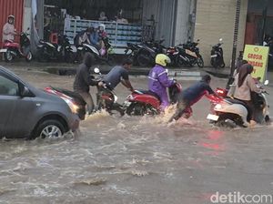 Jalur Pantura Weleri Kendal Banjir, Banyak Motor Mogok