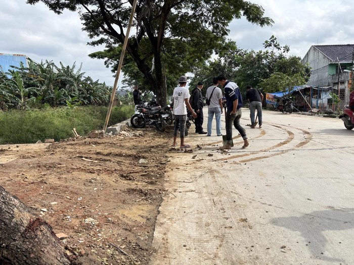 Pengendara Motor Jatuh Akibat Ceceran Tanah di Jalan Alinda Bekasi
