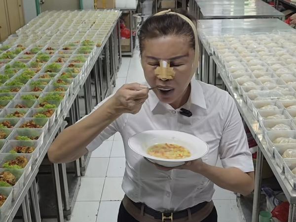 Baru Selesai Oplas, Ci Mehong Langsung Beraksi di Dapur dan Jualan