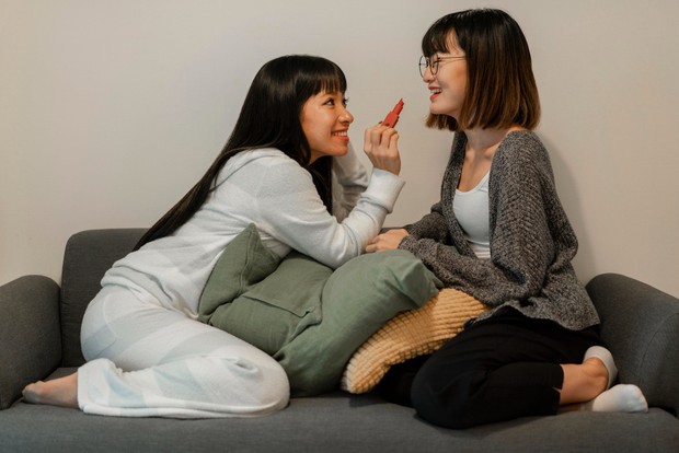 Ciri orang empatik sering terlihat dari kemampuannya menyadari perubahan suasana hati yang tidak disadari orang lain. Kepekaan ini membuat seseorang mampu menangkap isyarat emosional yang sangat halus dalam interaksi sehari-hari.