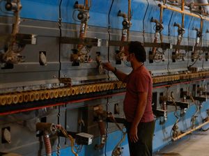 Dari Tanah Mentah hingga Jadi Ubin, Aktivitas Pabrik Keramik di Gujarat