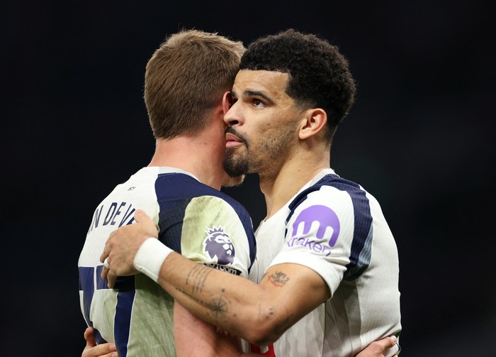 Soccer Football - Premier League - Tottenham Hotspur v Crystal Palace - Tottenham Hotspur Stadium, London, Britain - March 5, 2026 Tottenham Hotspurs Dominic Solanke celebrates scoring their first goal with Micky van de Ven REUTERS/Ian Walton EDITOR