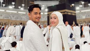 Intip Potret Febby Rastanty Umrah Perdana dengan Suami di Bulan Ramadan