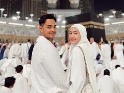 Intip Potret Febby Rastanty Umrah Perdana dengan Suami di Bulan Ramadan