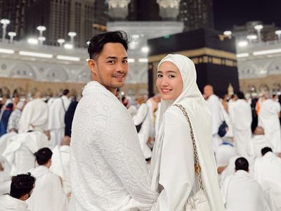 Intip Potret Febby Rastanty Umrah Perdana dengan Suami di Bulan Ramadan